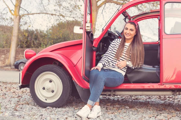 Donna Viaggio Con Sua Auto Cabriolet — Foto Stock