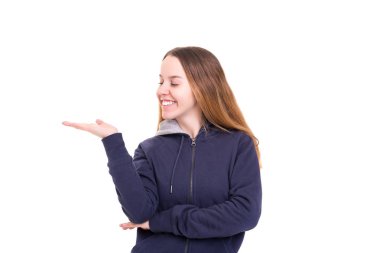 Beyaz arka plan üzerinde izole senin ürün sunan genç güzel kadın