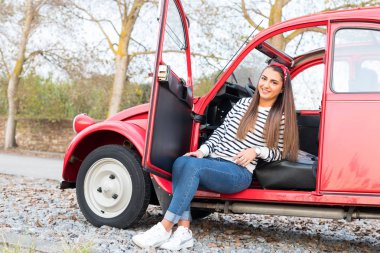 Pembe Cabrio araba içinde oturan kadın