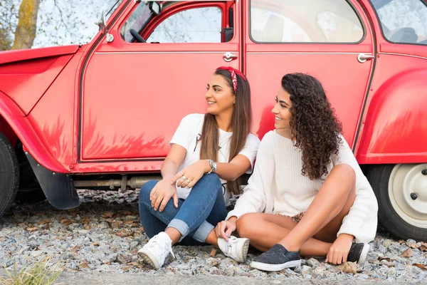 Dois Amigos Indo Viagem Carro Através Campo — Fotografia de Stock