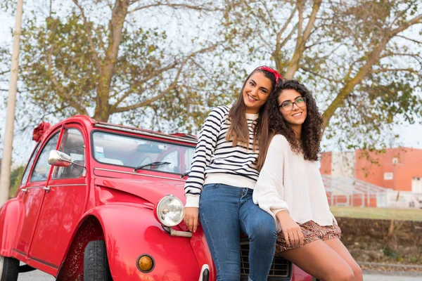 Dois Amigos Indo Viagem Carro Através Campo — Fotografia de Stock