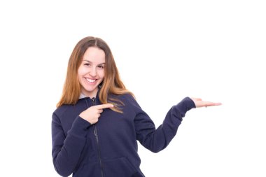 ürün sunan genç güzel kadın