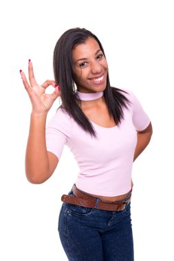 Güzel Afrikalı genç kadın Tamam sinyal