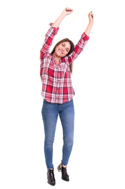 Yükseltilmiş silah ile gülümseyen kadın stüdyo çekim