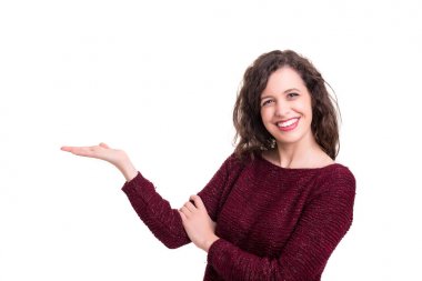 Beyaz arka plan üzerinde izole senin ürün sunan genç güzel kadın