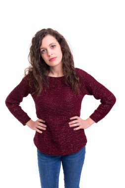 Güzel bir genç casual kadın beyaz arka plan üzerinde izole stüdyo çekim