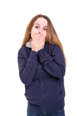 Beyaz arka plan üzerinde izole şaşırtıcı genç kadın