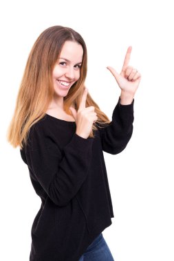 Beyaz arka plan üzerinde izole senin ürün sunan genç güzel kadın