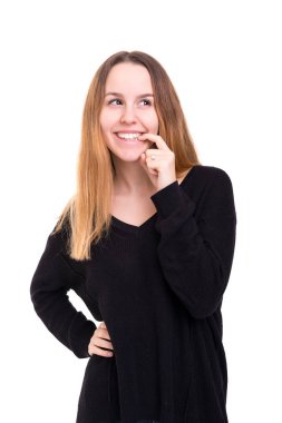 Beyaz arka plan üzerinde izole bir güzel genç casual kadın, stüdyo çekim