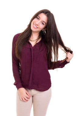 Beyaz arka plan üzerinde izole bir güzel genç casual kadın, stüdyo çekim