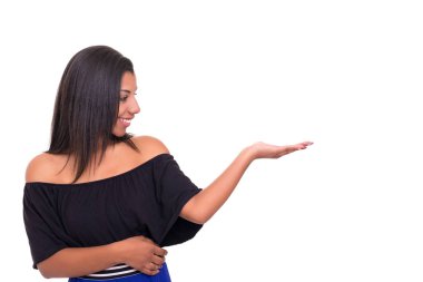 Genç güzel Afrikalı kadın beyaz arka plan üzerinde izole ürününüzü sunulması