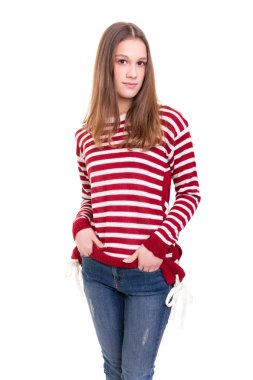 Genç kadında güzel rahat kıyafetler, beyaz arka plan üzerinde izole stüdyo çekim 