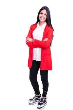 Güzel bir genç casual kadın çapraz kolları ile ayakta stüdyo çekim