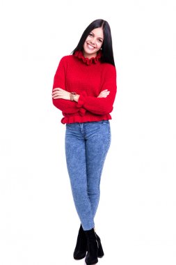 Güzel bir genç casual kadın çapraz kolları ile ayakta stüdyo çekim