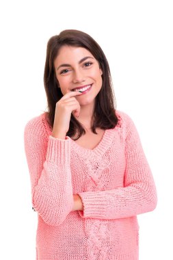 Beyaz arka plan üzerinde izole bir güzel genç casual kadın, stüdyo çekim