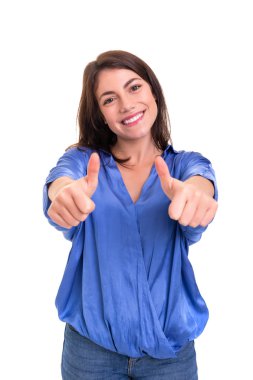 Tamam, beyaz arka plan üzerinde izole sinyal güzel genç kadın