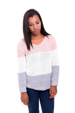 Beyaz arka plan üzerinde duran bir üzücü Afrikalı kadın stüdyo çekim