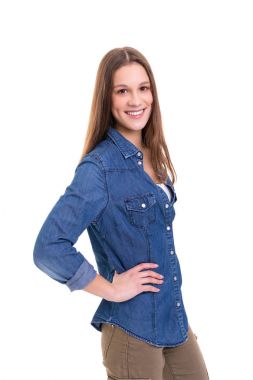 Genç kadında güzel rahat kıyafetler, beyaz arka plan üzerinde izole stüdyo çekim 