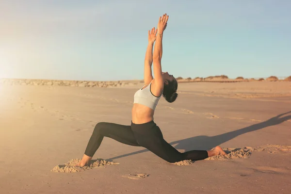 Sportovní Mladá Žena Která Dělá Cvičení Jógy Pláži Koncept Zdravého — Stock fotografie