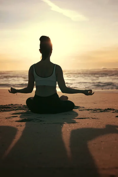 Silhouet Van Sportieve Jonge Vrouw Doen Yoga Praktijk Strand Begrip — Stockfoto