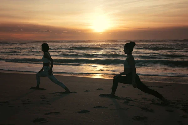 Sportowy Młodych Kobiet Robi Praktyki Jogi Plaży Pojęcie Zdrowego Życia — Zdjęcie stockowe