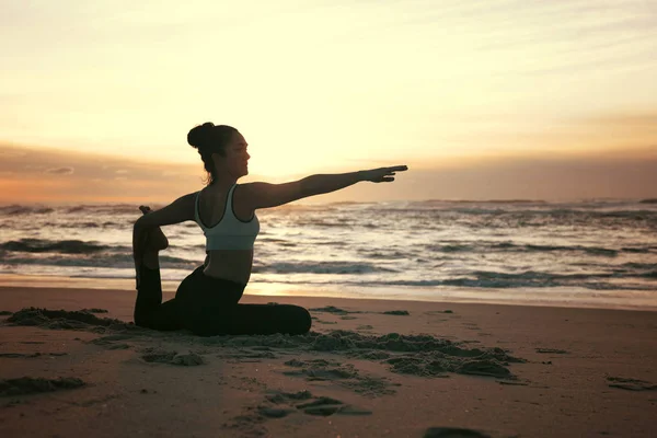 Mujer Joven Deportiva Practicando Yoga Playa Concepto Vida Sana Equilibrio — Foto de Stock