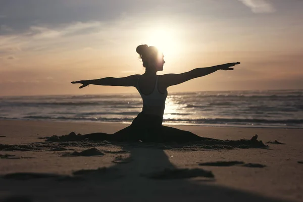 Silhouet Van Sportieve Jonge Vrouw Doen Yoga Praktijk Strand Begrip Stockfoto