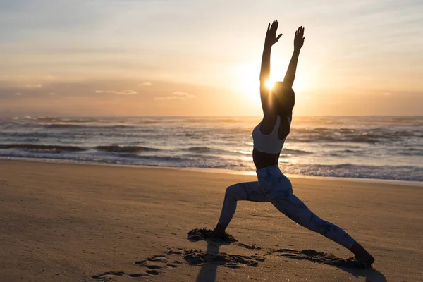 Silhuetten Sportig Ung Kvinna Gör Yoga Practice Vid Strand Begreppet Stockbild