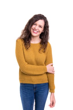 Güzel bir genç casual kadın beyaz arka plan üzerinde izole stüdyo çekim