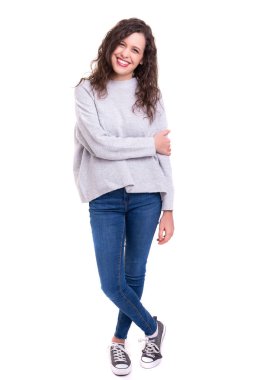 Güzel bir genç casual kadın beyaz arka plan üzerinde izole stüdyo çekim