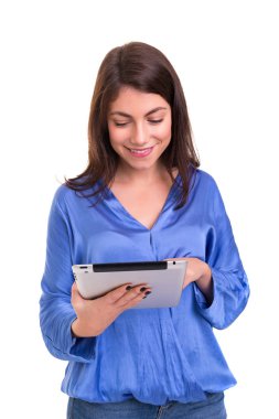 Beyaz arka plan üzerinde izole yeni bir tablet bilgisayar ile çalışan güzel kadın