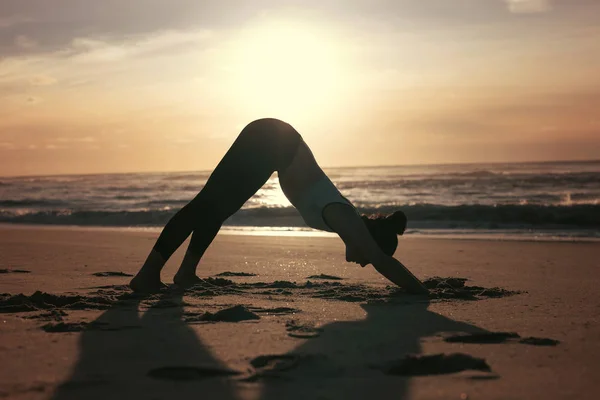 Silhuetten Sportig Ung Kvinna Gör Yoga Practice Vid Strand Begreppet Stockbild