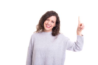 Güzel bir genç casual kadın beyaz arka plan üzerinde izole stüdyo çekim