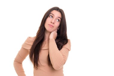 Stüdyo vurdu: genç kadın harika bir fikir, beyaz arka plan üzerinde izole sahip