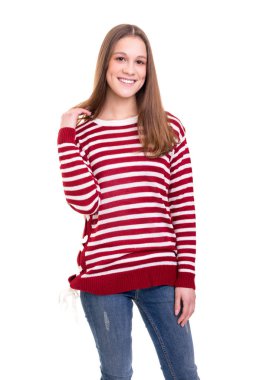 Genç kadında güzel rahat kıyafetler, beyaz arka plan üzerinde izole stüdyo çekim 