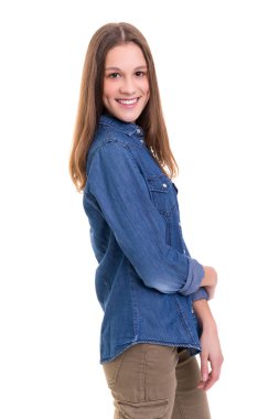 Genç kadında güzel rahat kıyafetler, beyaz arka plan üzerinde izole stüdyo çekim 