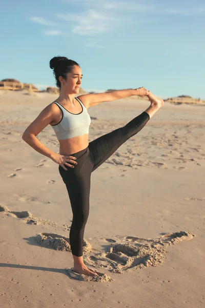 Sportowy Młoda Kobieta Robi Praktyki Jogi Plaży Pojęcie Zdrowego Życia — Zdjęcie stockowe