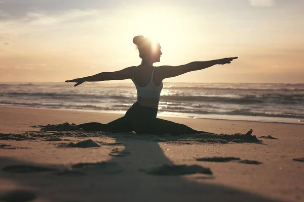 Silueta Joven Deportista Practicando Yoga Playa Concepto Vida Sana Equilibrio — Foto de Stock