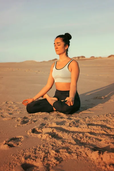 Mujer Joven Deportiva Practicando Yoga Playa Concepto Vida Sana Equilibrio —  Fotos de Stock