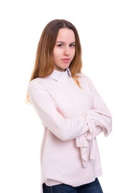 Beyaz arka plan üzerinde izole bir güzel genç casual kadın, stüdyo çekim