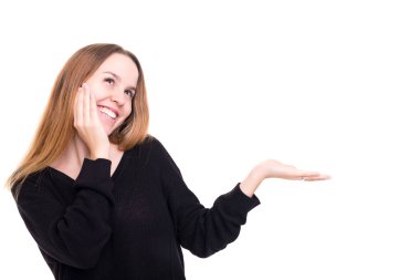 Beyaz arka plan üzerinde izole senin ürün sunan genç güzel kadın