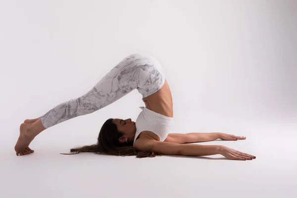 Sportliche Junge Frau Praktiziert Yoga Auf Weißem Studiohintergrund Konzept Für — Stockfoto