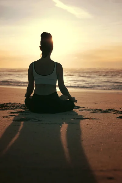 Silhouet Van Sportieve Jonge Vrouw Doen Yoga Praktijk Strand Begrip — Stockfoto