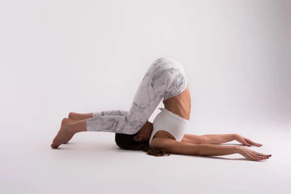 Sportieve Jonge Vrouw Doen Yoga Praktijk Witte Studio Achtergrond Begrip Stockfoto
