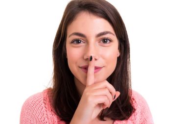 sessizlik için beyaz arka plan üzerinde soran genç kadın