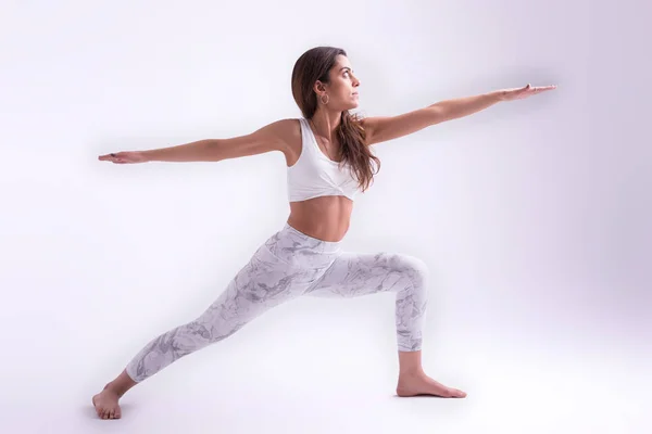 Sportieve Jonge Vrouw Doen Yoga Praktijk Geïsoleerd Witte Achtergrond — Stockfoto