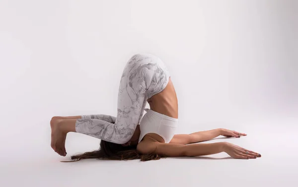 Jeune Femme Sportive Faisant Yoga Pratique Isolée Sur Fond Blanc — Photo
