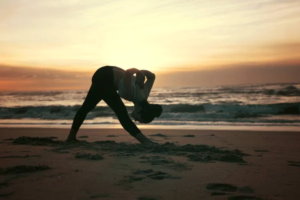 Giovane Donna Sportiva Che Pratica Yoga Spiaggia — Foto Stock