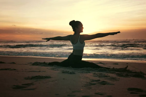 Mujer Joven Deportiva Practicando Yoga Playa — Foto de Stock