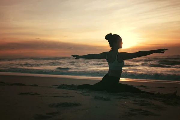 Mujer Joven Deportiva Practicando Yoga Playa — Foto de Stock